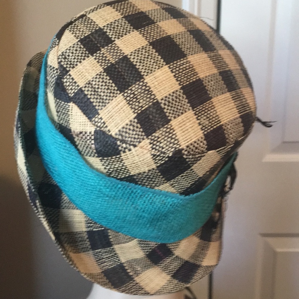 Hand adorned straw hat - Picture 4 of 5